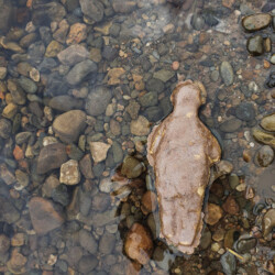 Jasmine Roberts – Ceramic Grey Area Figure, savi, lasite, 2020