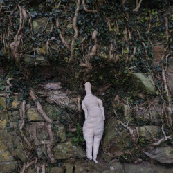 Jasmine Roberts – Textile Grey Man filled with Toilet Paper, tekstili, vessapaperi, lanka, kone- ja käsinkirjonta, 2019